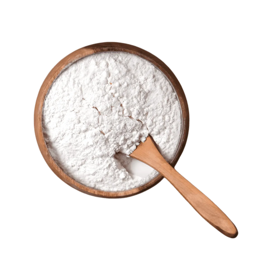 Vue de dessus d’un bol en bois rempli de farine de manioc fermentée Banku Mate 2 avec cuillère, ingrédient essentiel en cuisine africaine - ÉPICERIE SALÉE NKOSI.