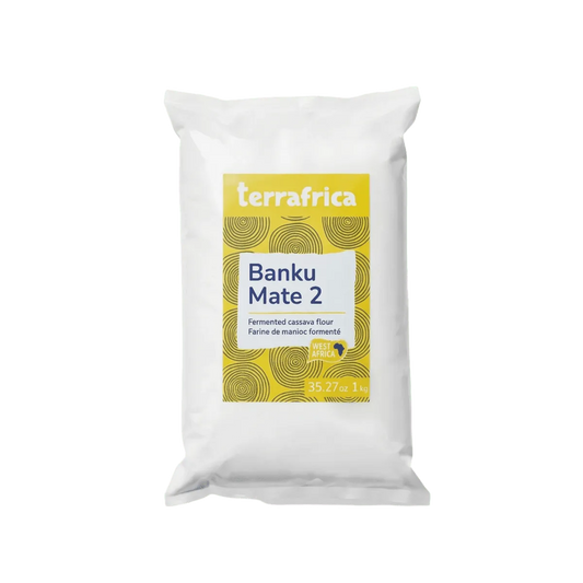 Sack mit fermentiertem Maniokmehl Banku Mate 2 TERRAFRICA. Weiße Verpackung auf dunklem Hintergrund.