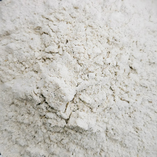 Zoom sur la texture fine et naturelle de la Farine de Mil RACINES BIO, parfaite pour la cuisine sucrée ou salée.