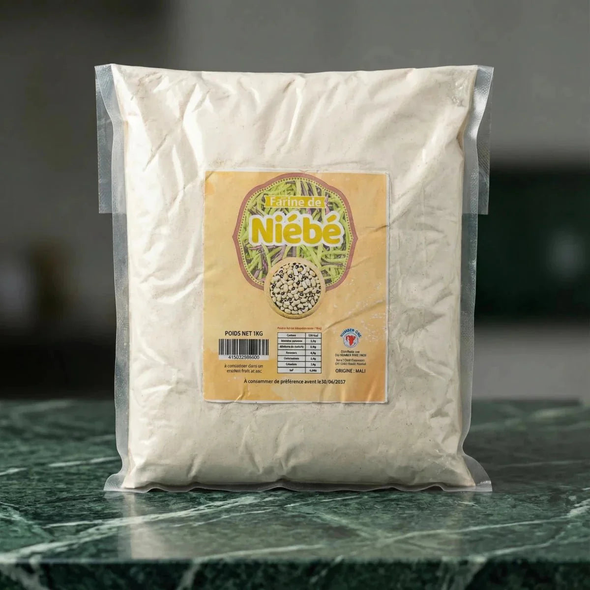 Niébé-meel van NUMBER ONE, in een transparante plastic zak met een geel etiket.