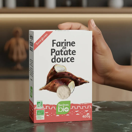 Boîte de farine patate douce RACINES BIO tenue à la main, produit bio et sans gluten. Convient à l'épicerie salée et aux recettes équilibrées.