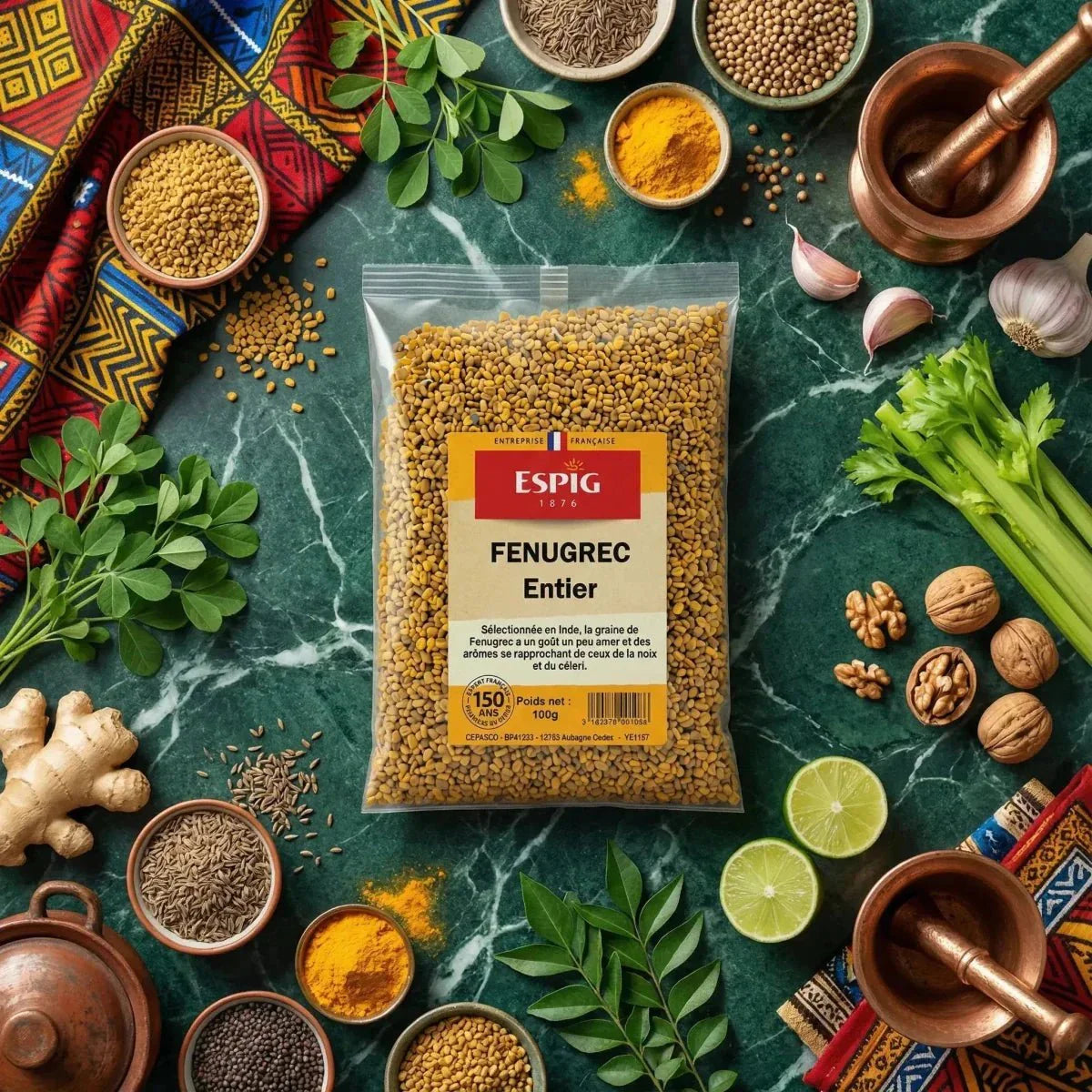 Fenugrec entier ESPIG (100g) entouré d'épices, légumes frais et tissus colorés.