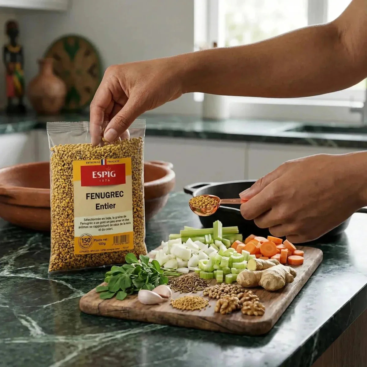 ESPIG fenugrec entier versé dans une marmite. Planche à découper avec légumes, noix et épices.