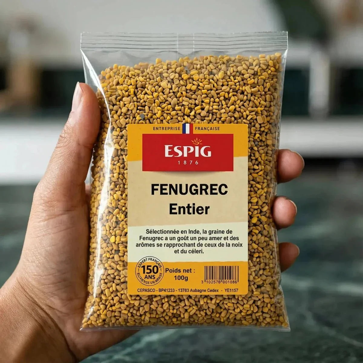 Sachet transparent de Fenugrec entier ESPIG (100g) tenu à la main. Marque française.