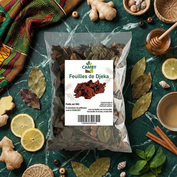 Feuilles de Djeka CAMBY sur table avec citron, miel, gingembre et tissu africain.