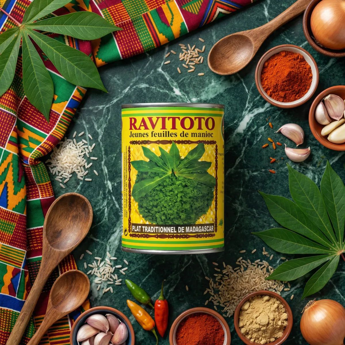 Hoja de yuca RAVITOTO CODAL (420g) rodeada de ingredientes y una tela colorida.