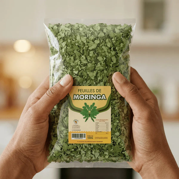 Feuilles de moringa séchées, par NUMBER ONE, présentées dans un sachet transparent.
