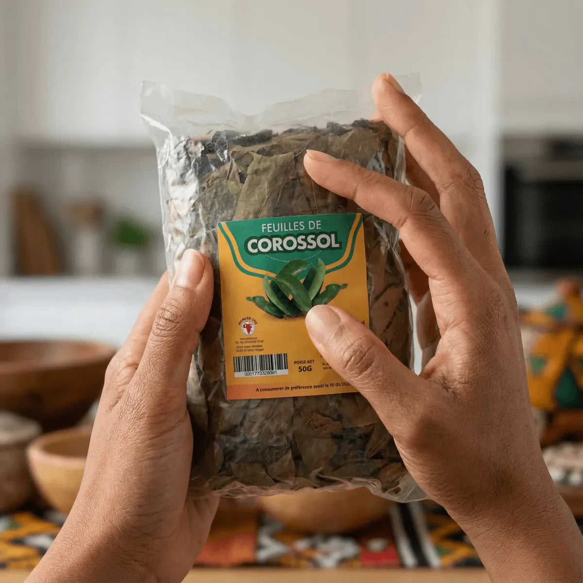 Twee handen houden 50g NUMBER ONE zuurzakbladeren vast.