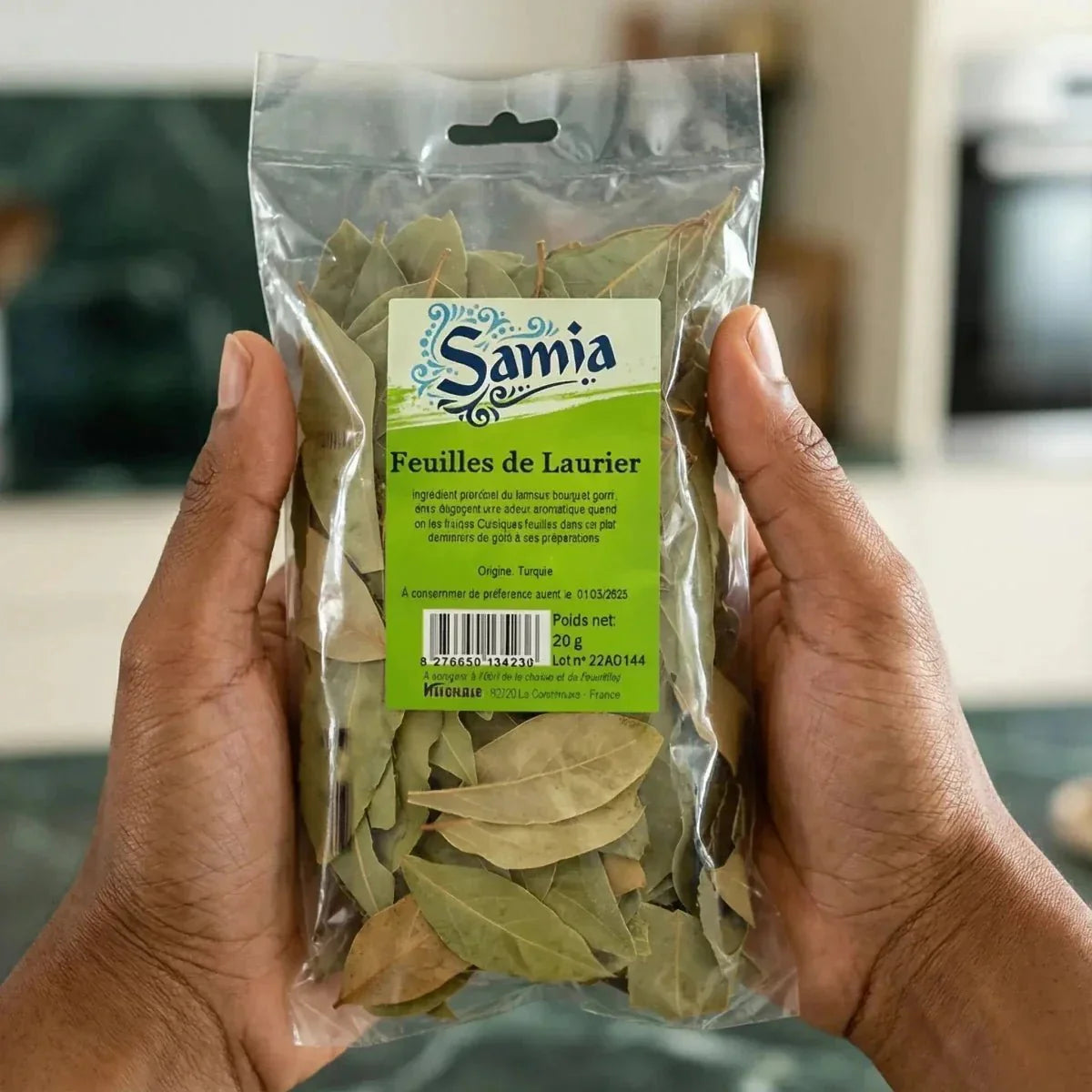 Getrocknete Lorbeerblätter, von Samia, präsentiert in einem transparenten Plastikbeutel.
