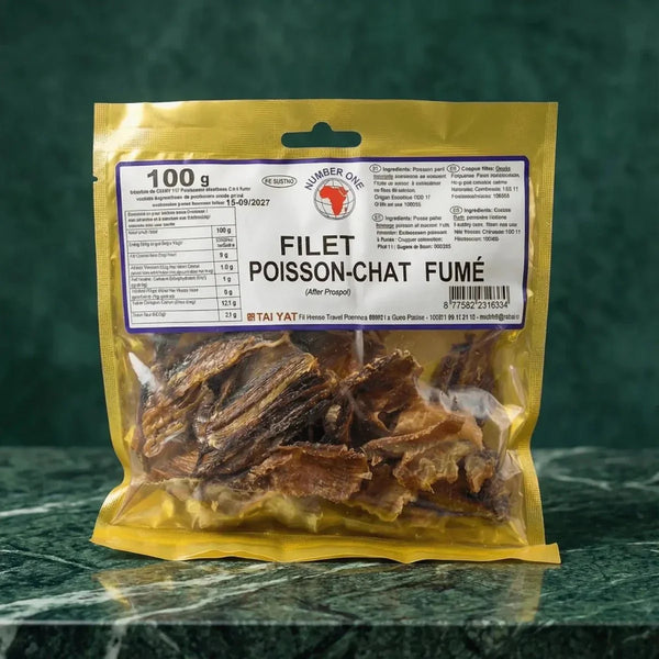 Sac de filets de poisson-chat fumé de TAI YAT, avec étiquette, sur fond vert marbré.