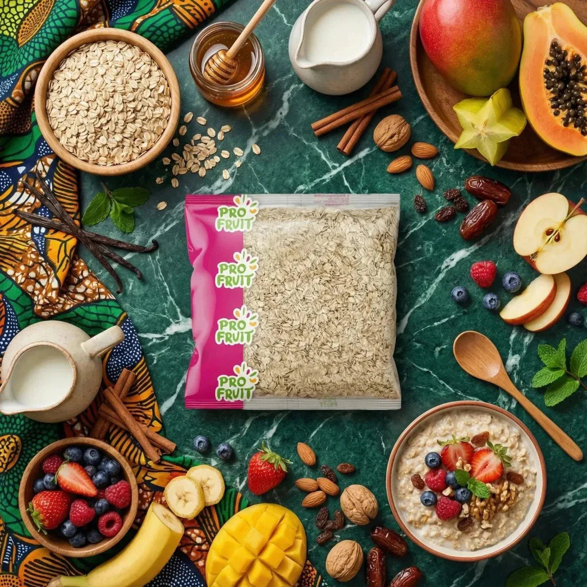Flocons d’avoine PROFRUIT 500g présentés avec des fruits frais, du miel, du lait.