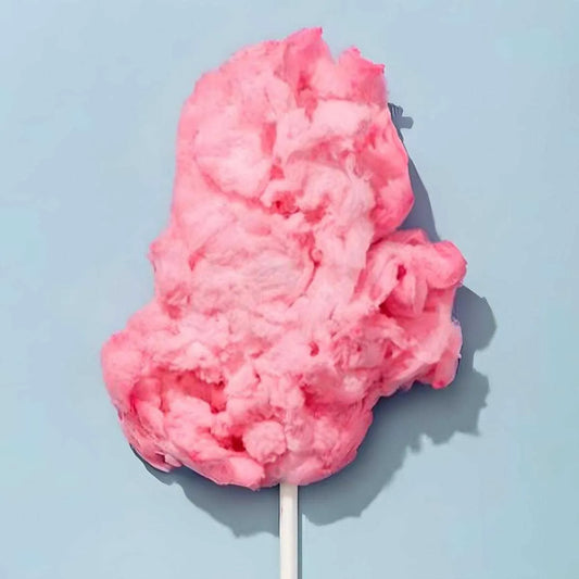 Barbe à papa rose duveteuse sur bâtonnet, texture légère et sucrée, parfaite pour les fêtes et l'épicerie sucrée NKOSI.