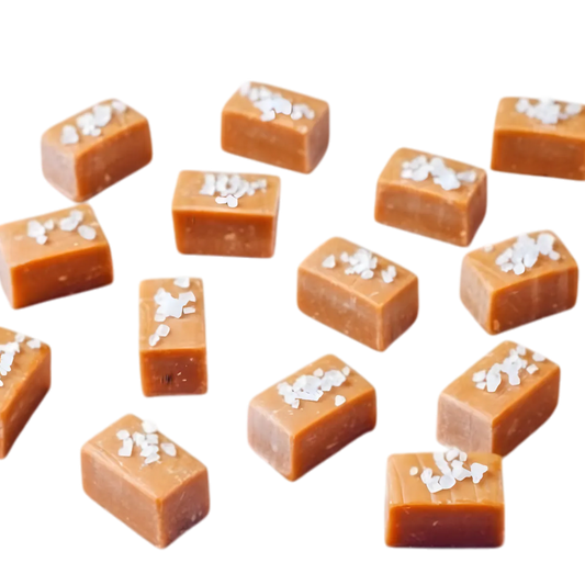 Caramels au beurre salé parsemés de cristaux de sel, parfaits pour illustrer la saveur riche de la glace Floup Caramel Beurre Salé.