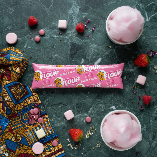 Floup Barbe à Papa entourée de fraises, guimauves et barbe à papa en coupe, parfaite pour les desserts festifs et plaisirs sucrés.