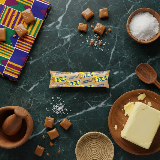 Glace Floup caramel beurre salé posée sur table en marbre avec caramel, beurre et sel, dessert glacé gourmand Saveurs Givrées.