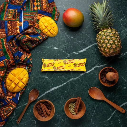 Glace Floup ananas - Tropical posée sur table verte avec fruits exotiques et épices, illustrant sa fraîcheur et son goût tropical unique.