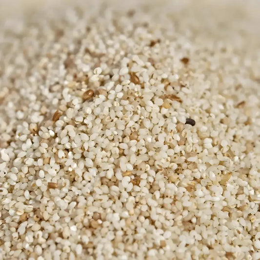 Gros plan sur les grains de Fonio TANTIE - Céréale fine et légère, parfaite pour remplacer riz ou couscous dans vos recettes africaines.