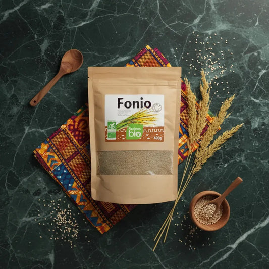 Sachet kraft de fonio bio 400g posé sur tissu africain, ingrédient des Chips de Fonio BIO IBÉMI saveur yassa.
