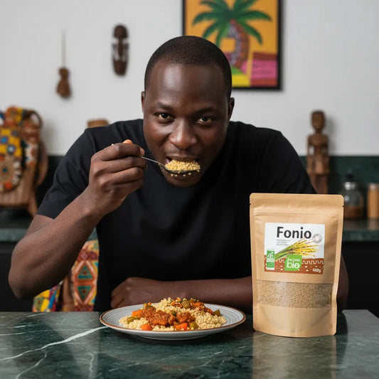 Homme mangeant un plat de fonio bio avec sachet Racines Bio, céréale utilisée dans les Chips de Fonio BIO IBÉMI saveur yassa.