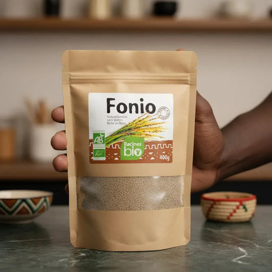 Sachet de fonio bio Racines Bio 400g tenu en main, riche en fibres, base des Chips de Fonio BIO IBÉMI saveur yassa.