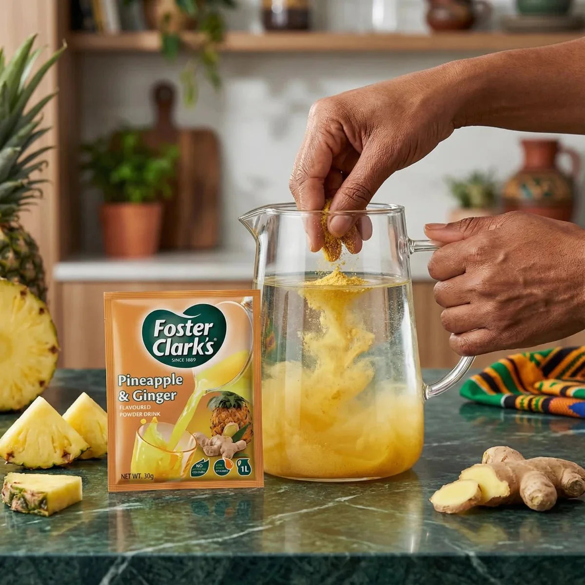 Jugo en polvo de piña/jengibre Foster Clarks vertido en una jarra de agua, con piña.