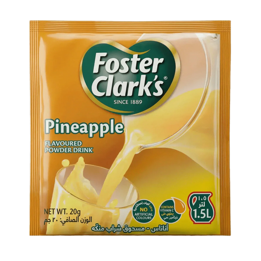 Oranje zakje Foster Clark's poeder voor ananasdrank gegoten in een glas.