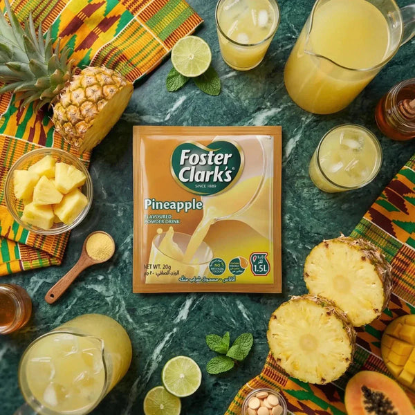 Photo FOSTER CLARKS de poudre pour boisson saveur Ananas. Nature morte avec ananas frais, verre.