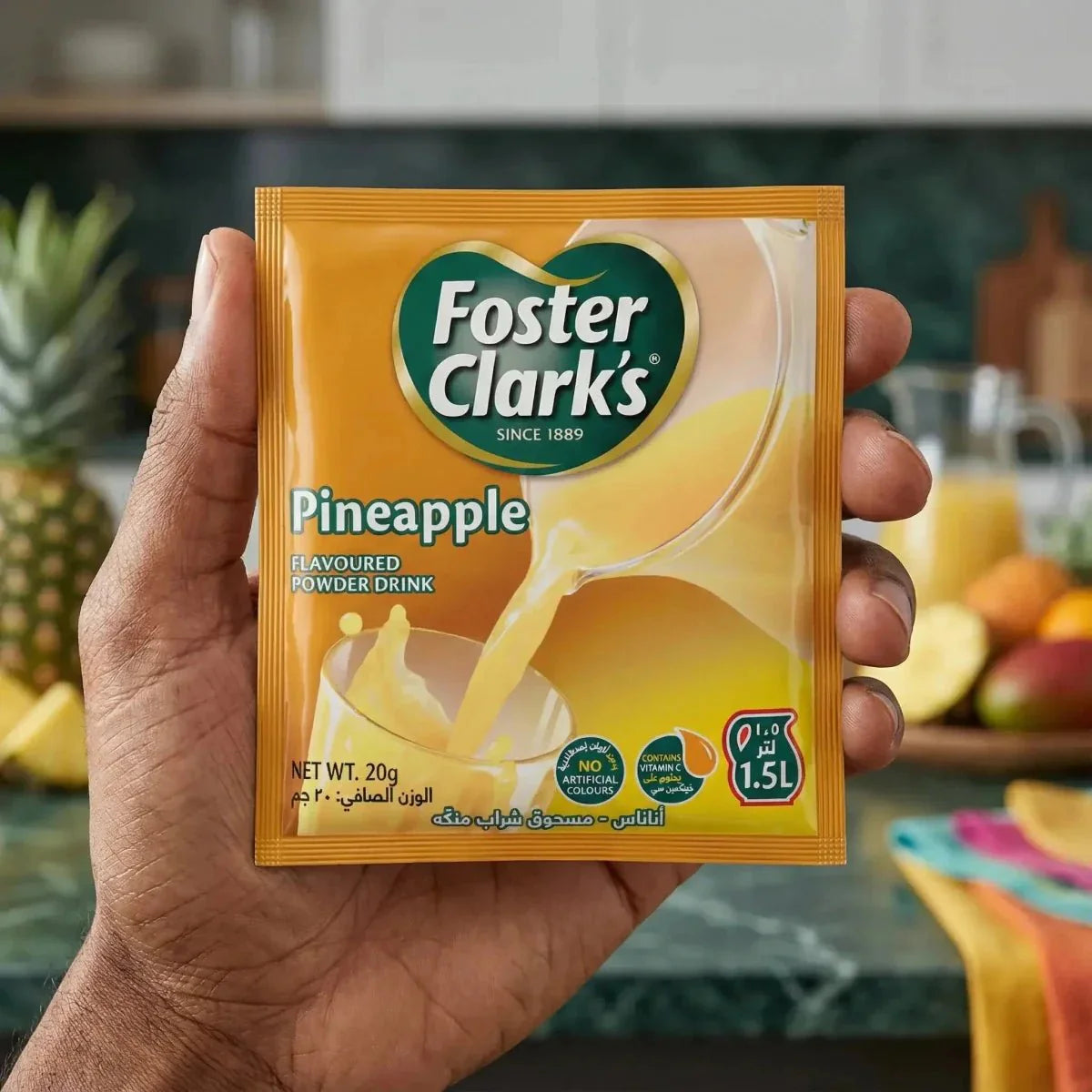 Foster Clark's ananassmaak poedervormige drank, verpakt in een geel zakje.