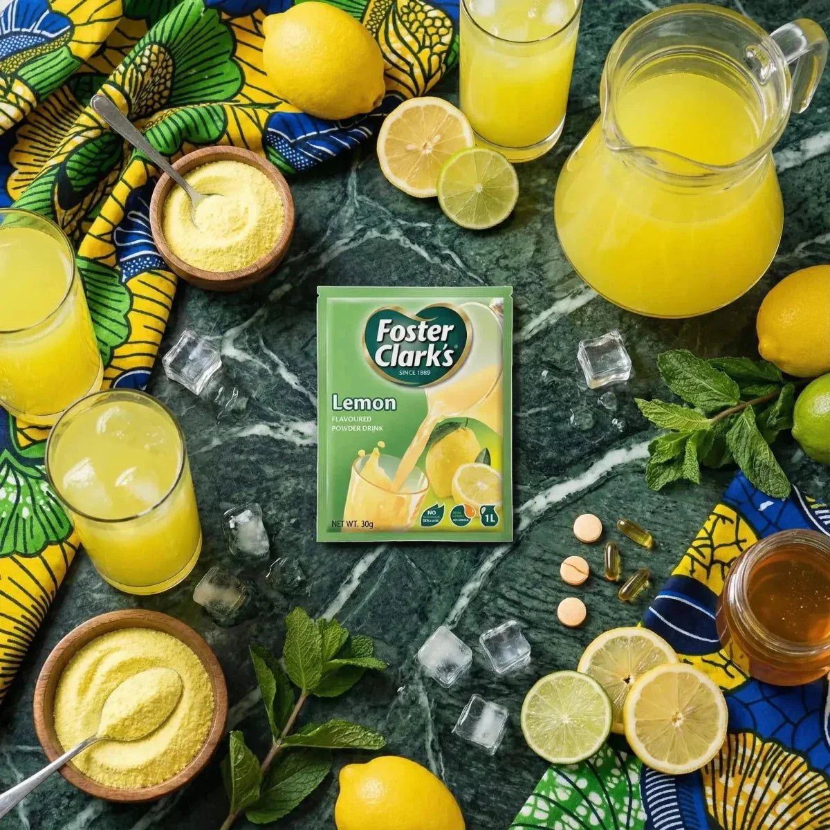 Citroensappoeder FOSTER CLARKS, 20g. Kleurrijke stilleven met citroenlimonade, citroenen, honing.