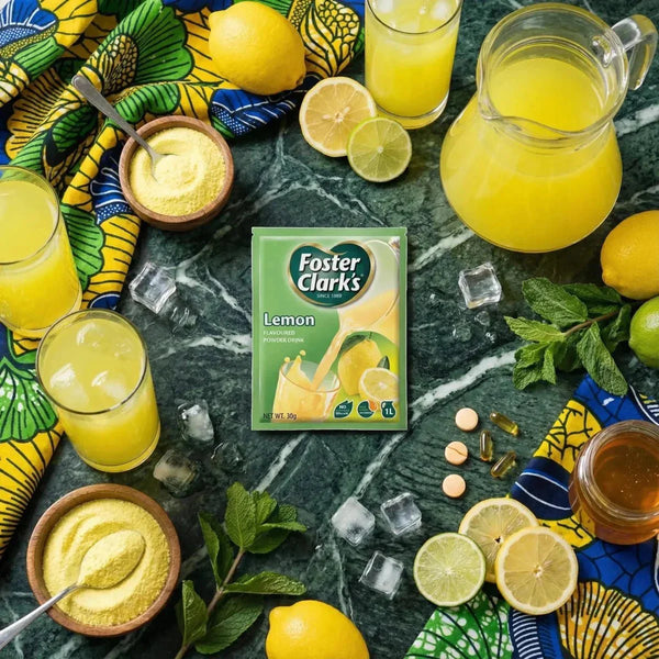Jus en poudre citron FOSTER CLARKS, 20g. Nature morte colorée avec citronnade, citrons, miel.