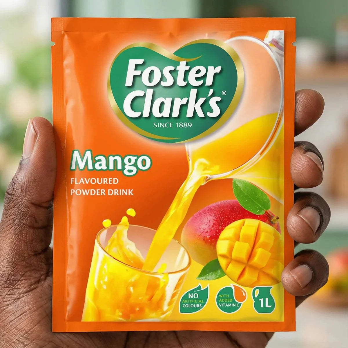 Bebida en polvo con sabor a mango de Foster Clark's, mostrando un vaso lleno.