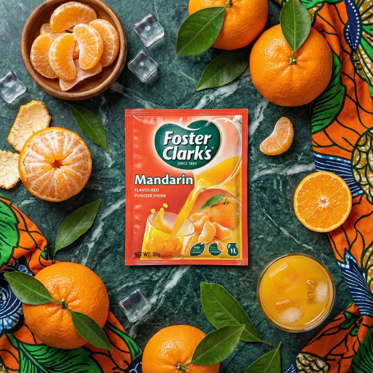 Mandarinenpulver-Saft von Foster Clark's, umgeben von frischen Orangen, Orangenspalten und Schalen.