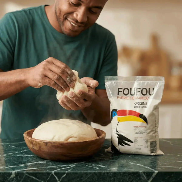 Un homme prépare du foufou de manioc Exotica avec un sac de farine Foufou à côté.