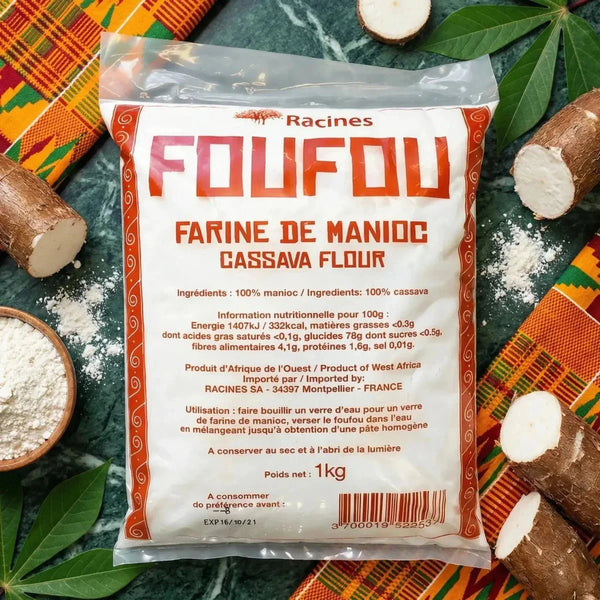 Foufou/farine de manioc RACINES (1kg) sur table avec manioc, tissu africain et bol de farine.
