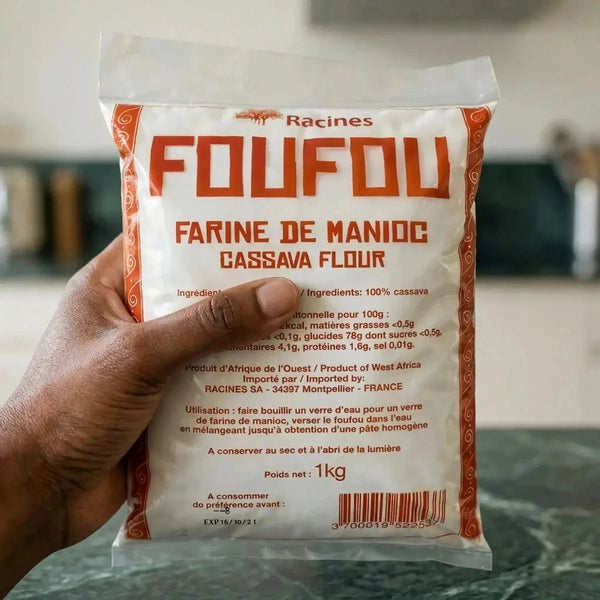 Un sac de farine de manioc "Foufou" de la marque Racines, 1kg, présenté à la main dans une cuisine.