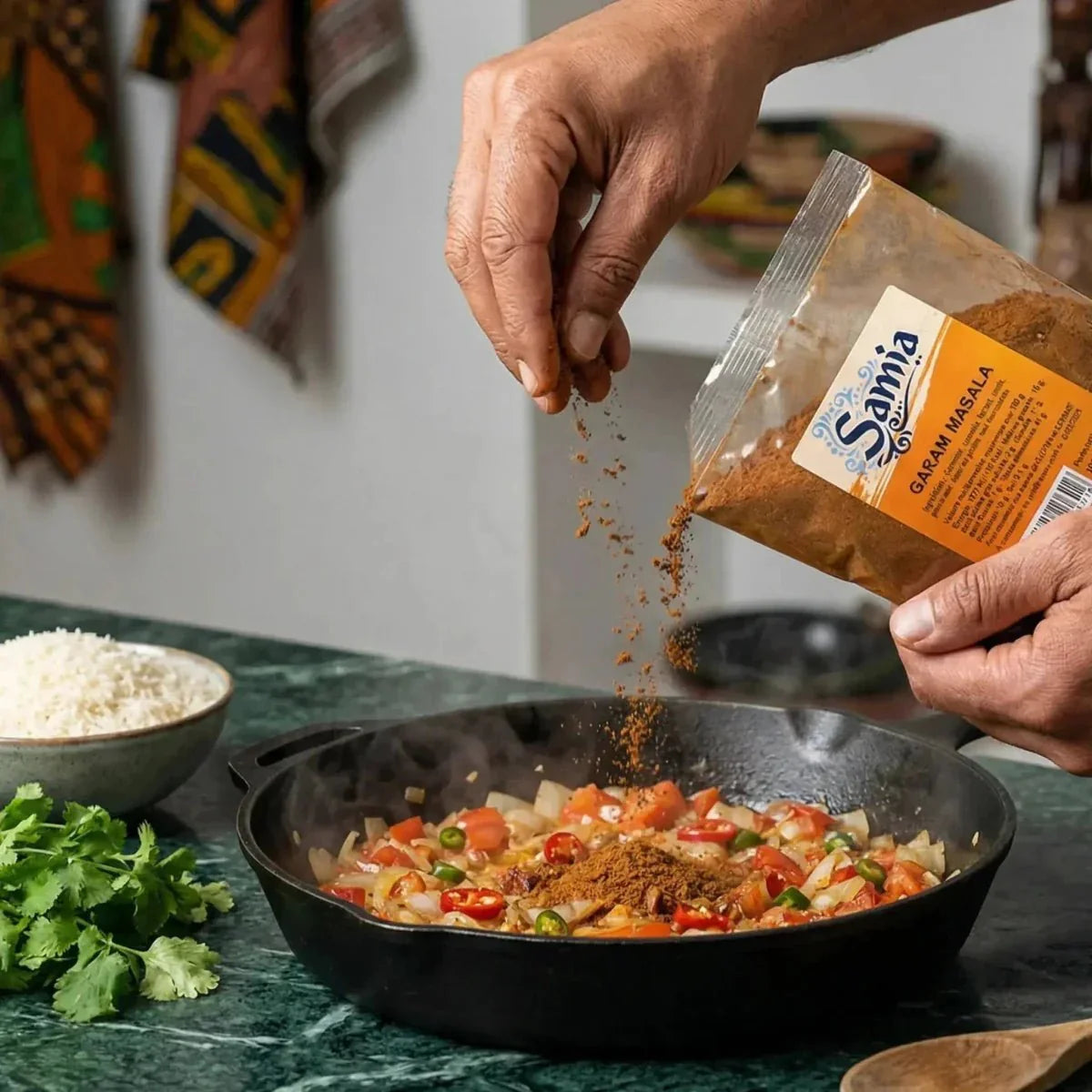Preparazione di un piatto con garam masala Samia: una persona cosparge spezie in una.