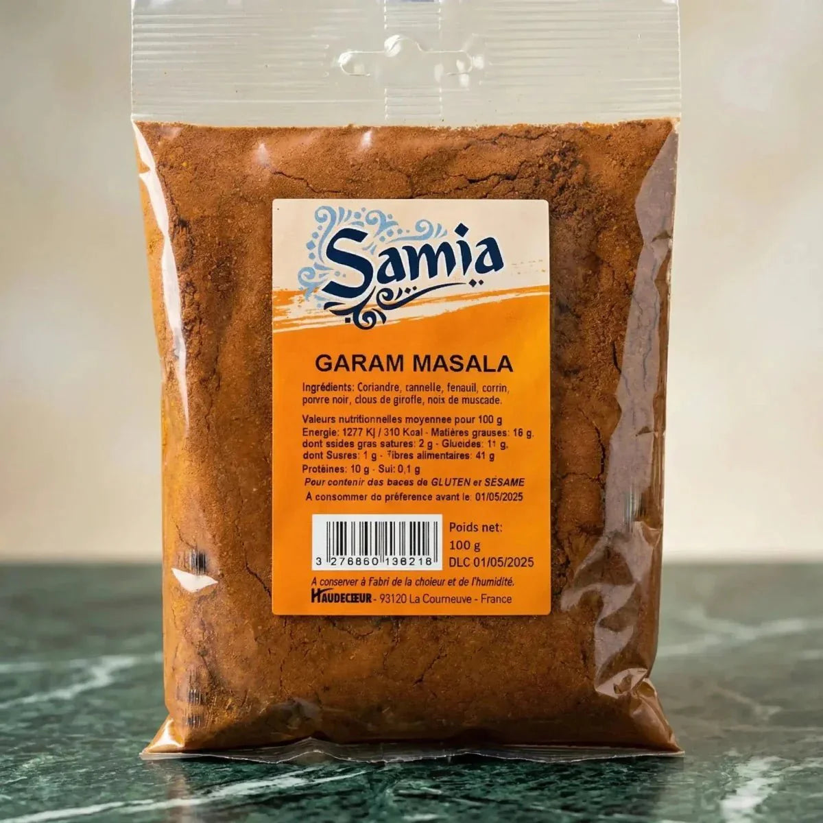 Bustina di garam masala Samia da 100g, posata su un tavolo.