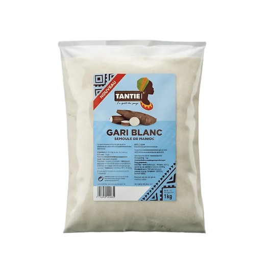 Weißer Gari-Beutel TANTIE, Maniokgrieß, mit Markenetikett und einer Maniokwurzel.