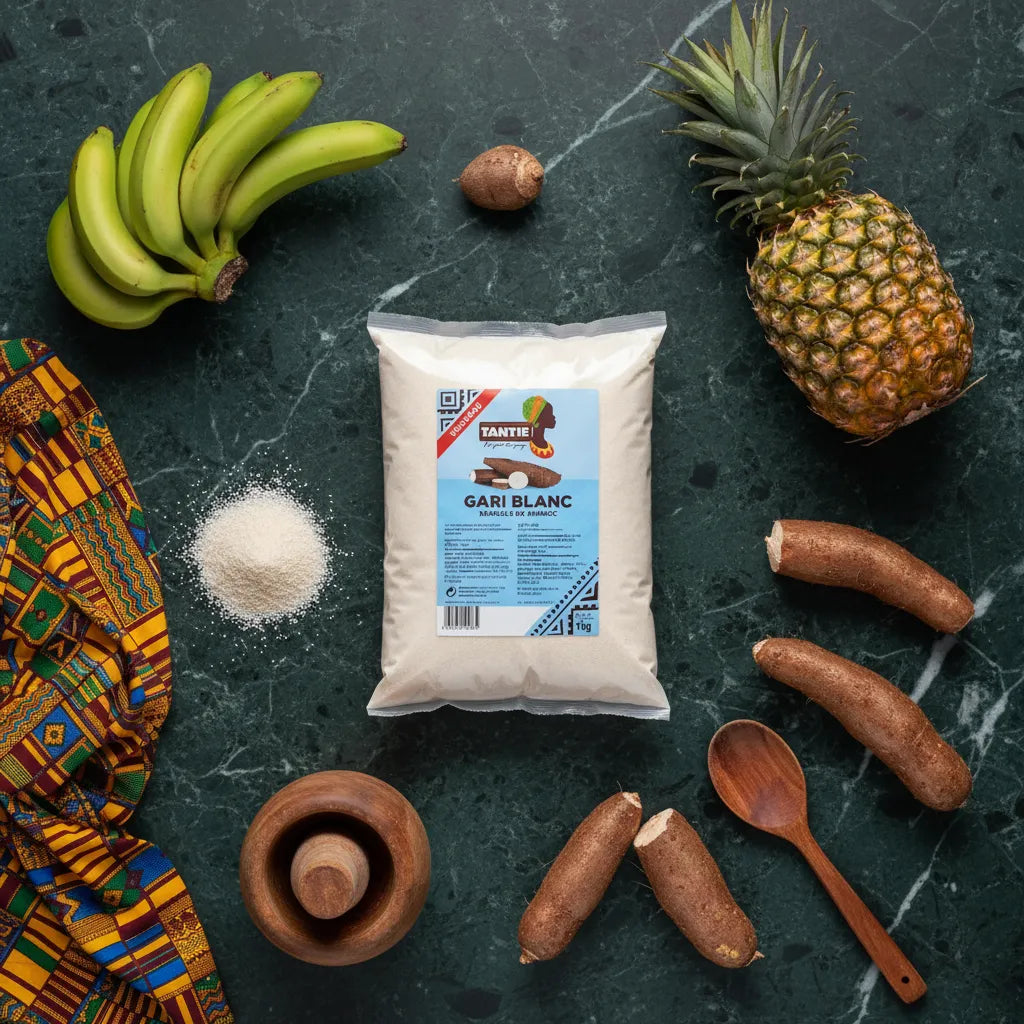 Sachet de Gari blanc TANTIE entouré d'ingrédients tropicaux comme manioc, ananas et bananes, illustrant sa place en cuisine africaine.