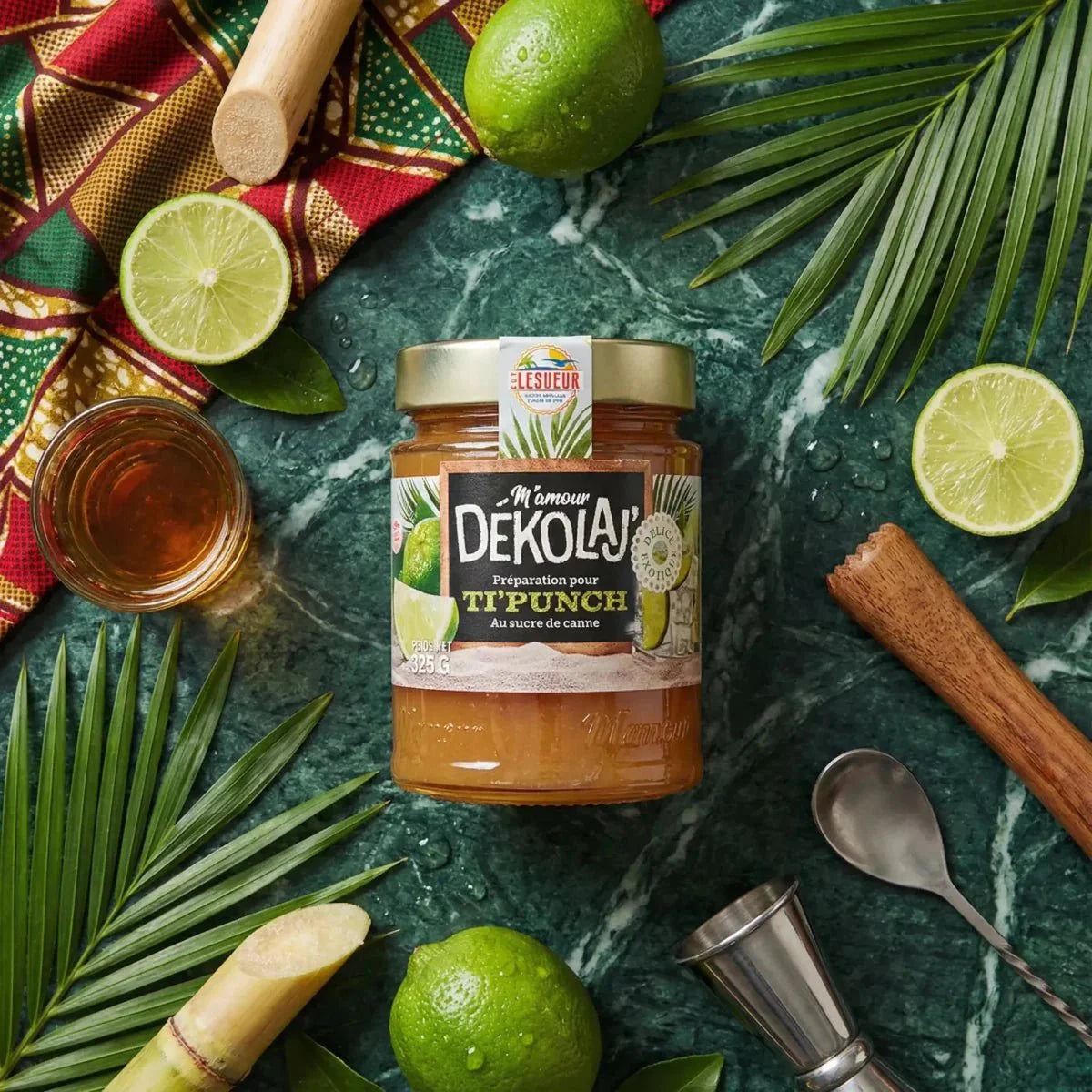 Bereiding voor Ti Punch Dekolaj Citroen MAMOUR, gepresenteerd met ingrediënten.