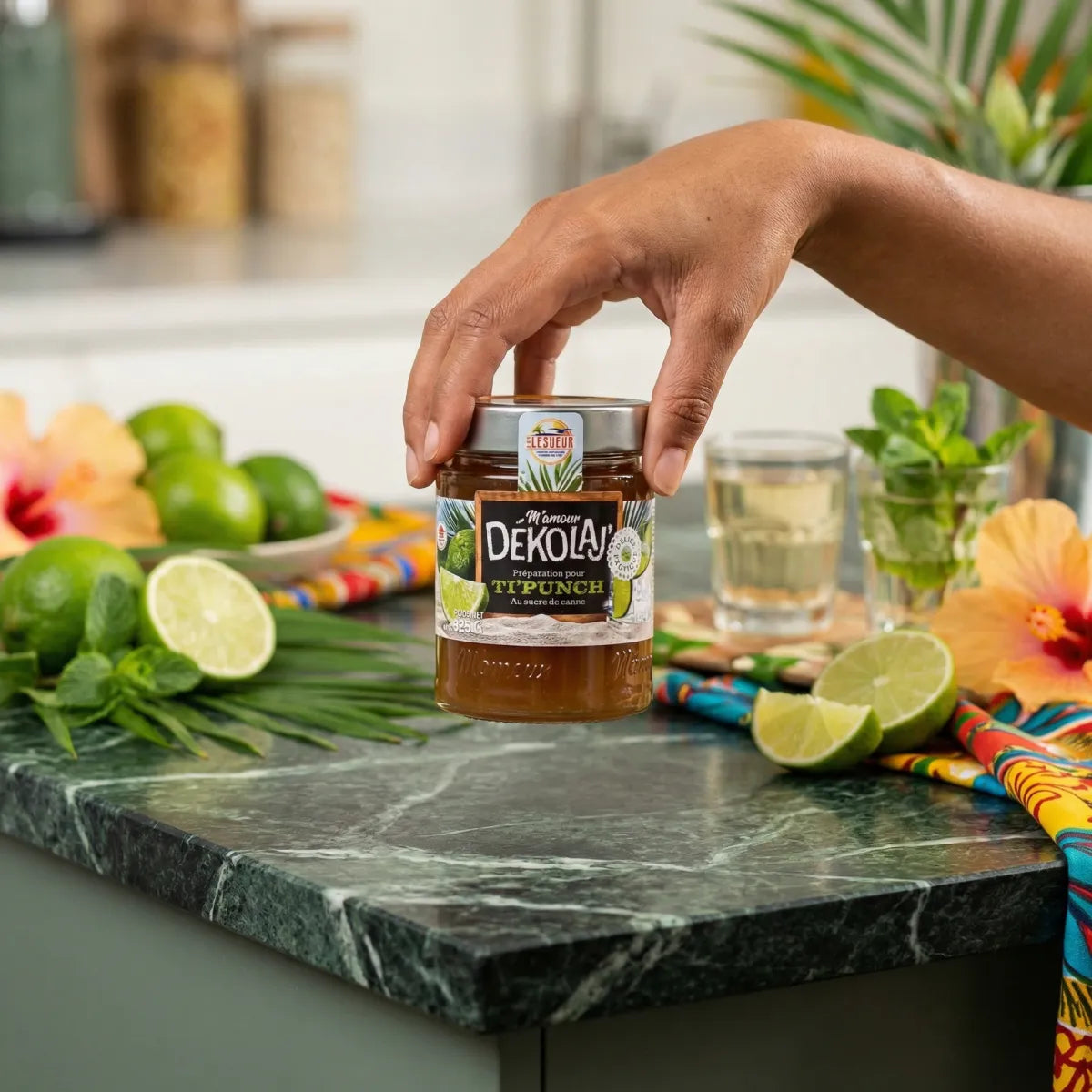 Ti Punch Dekolaj voorbereiding met citroen, van Mamour, in de hand gehouden voor groene citroenen.