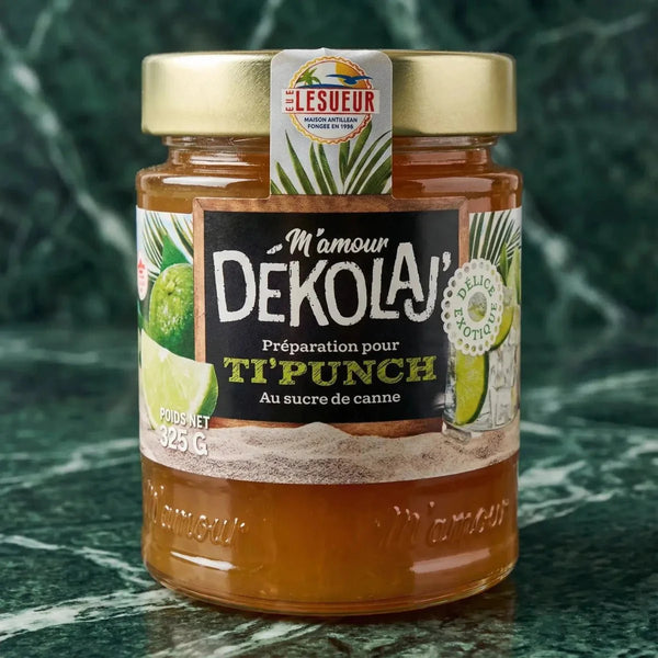 Préparation Ti Punch Dekolaj Citron de M'amour, en pot de verre avec étiquette décorative.
