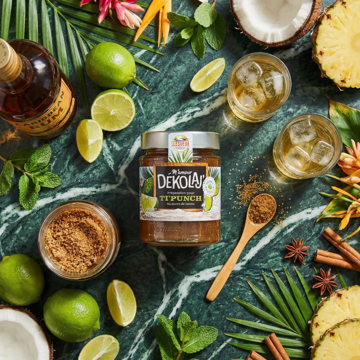 Bereiding voor Ti Punch met citroen, M'Amour Dekolaj, van Lesueur, marmer met rum, limoen.