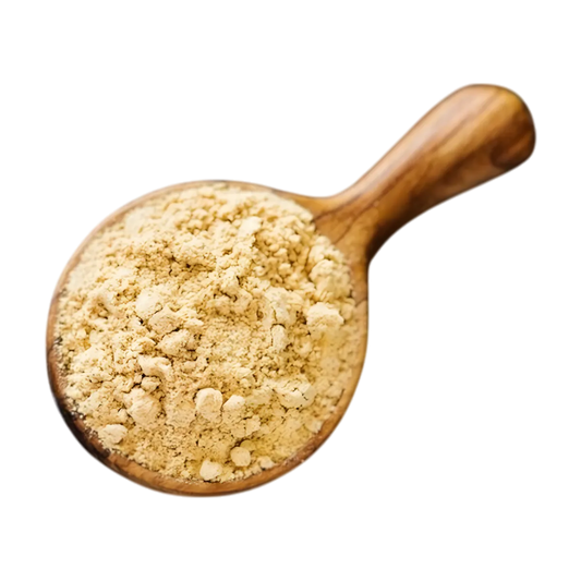 Cuillère en bois remplie de poudre de gingembre Samia, texture fine et goût piquant, parfaite pour pâtisseries et marinades.