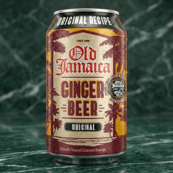Bière au gingembre en canette par Old Jamaica, avec motif de palmiers sous gouttelettes d'eau.