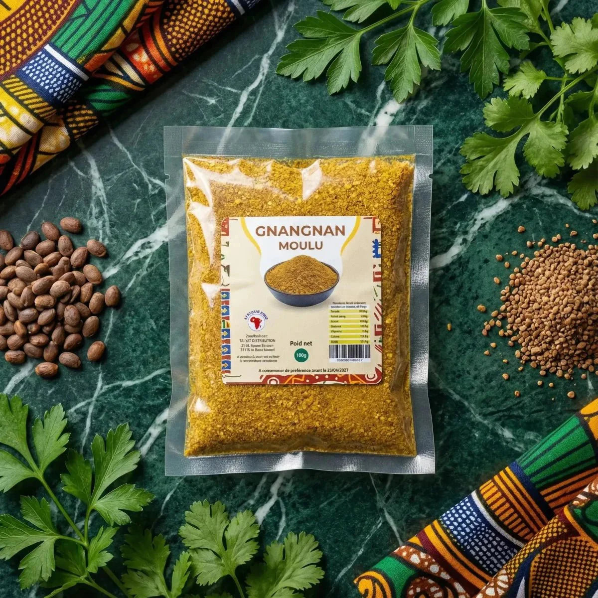 Sachet Gnangnan Moulu der Marke Aique Brio auf grün marmoriertem Hintergrund, dekoriert mit Samen.