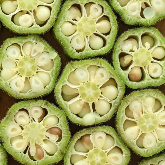 Tranches de gombo frais montrant texture et graines internes, parfaites pour illustrer la qualité du gombo coupé surgelé en cuisine.