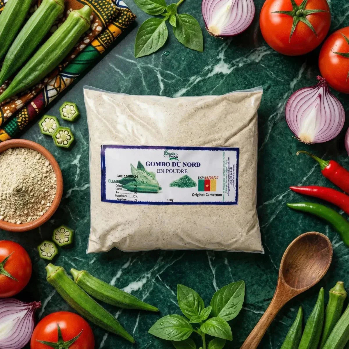 Gombo du Nord en poudre de Gouba Foods. Mise en scène culinaire avec ingrédients frais.