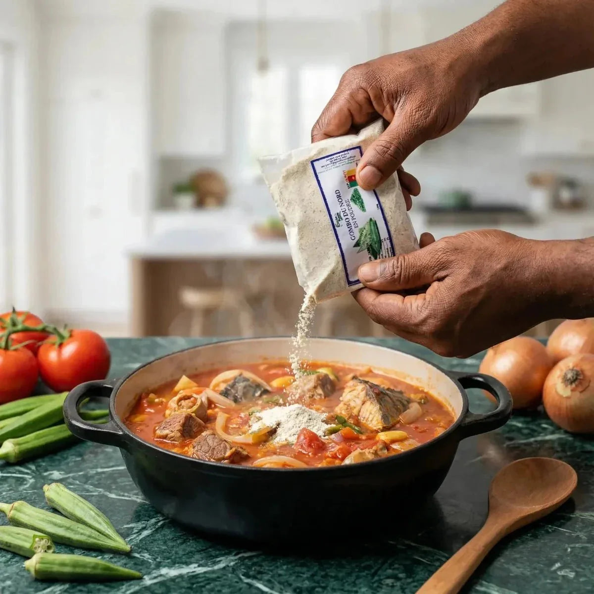 Gombo du nord en poudre Bouba, ajoutant l'ingrédient à un ragoût avec okra et tomates.