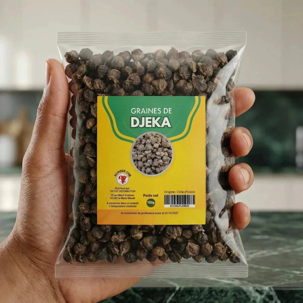 Graines de Djeka by NUMBER ONE, présentées dans un sachet transparent tenu dans la main.
